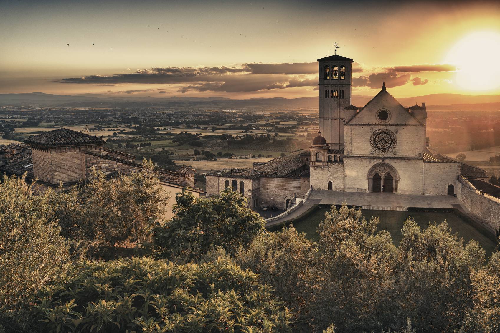 Assisi al tramonto