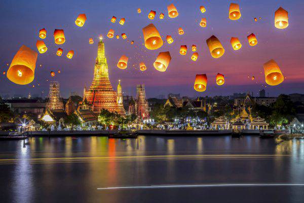 Wat arun under loy krathong day ,Thailand