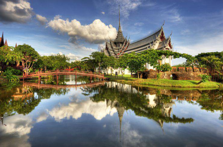 Sanphet Prasat Palace with a lake and bridge in front