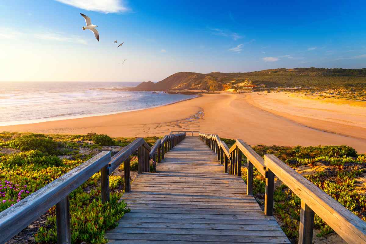 Scala di legno che porta ad una spiaggia da sogno in Portogallo