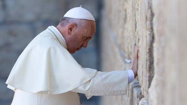 Il Papa prega al Muro del Pianto