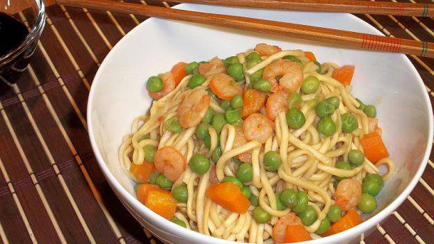 Noodles con Verdure e gamberetti