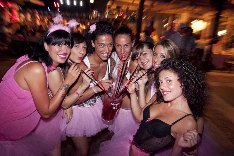 Девичник невеста стриптизеры. Девичник вечеринка в клубе. Парень на девичнике. Девишник жесть. Девичник в поезде