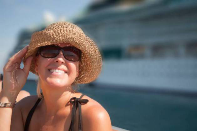 crociera - Beautiful Vacationing Woman with Cruise Ship