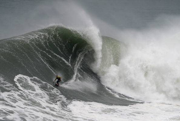 Il surfista McNamara cavalca un'onda a Nazarè (GettyImages)