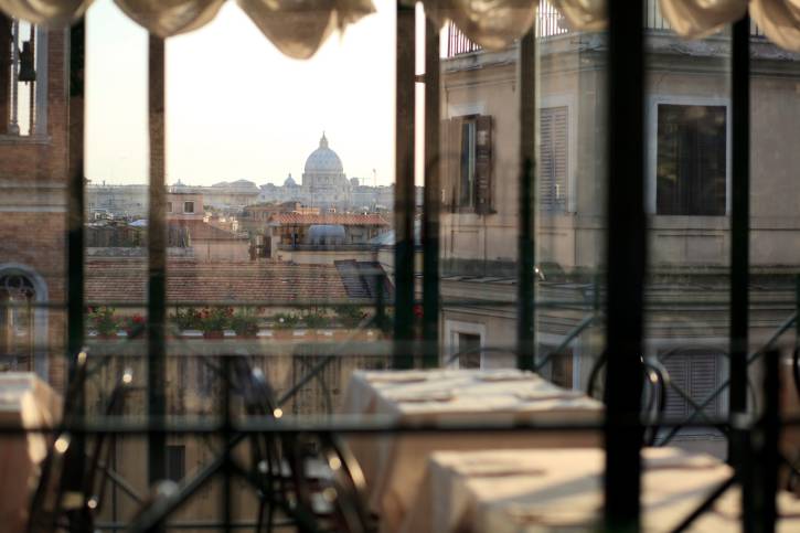 In un caratteristico ristorante romano con vista su San Pietro.