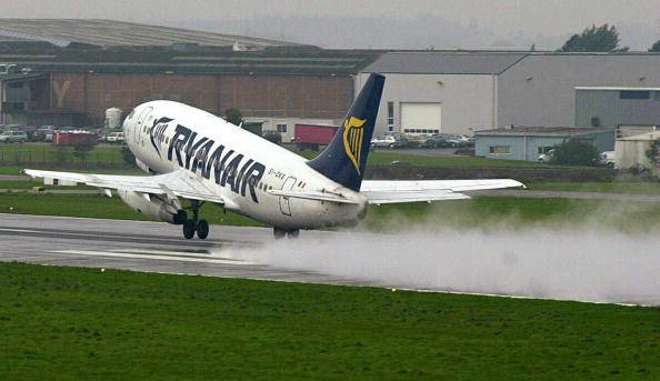 Ryanair in ritardo: il rimborso è di 5 Euro. Scatta la protesta