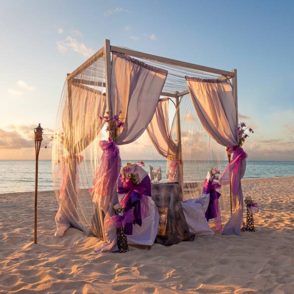 In un gazebo romantico sulla spiaggia ad ammirare il tramonto.