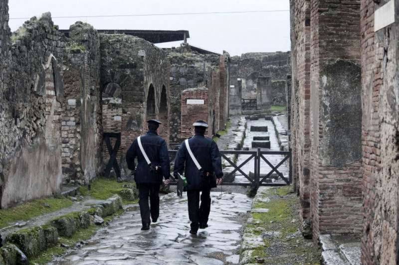 Pompei crolla ancora per la pioggia. Colpita la Casa del Centario