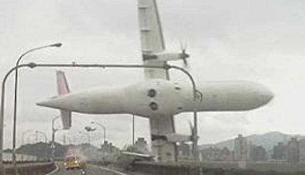 Taiwan: aereo con a bordo 58 perso cade in un fiume, almeno 12 morti