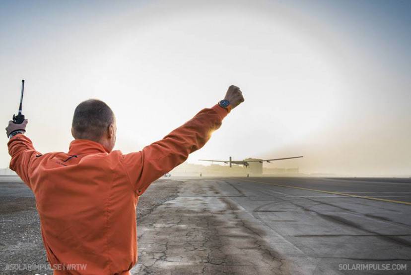 fonte immagine: Facebook.  #Si2 with André Borschberg on board took off at 07:12 UTC+4 in #AbuDhabi for #Flight1 to #Oman. LIVE coverage on www.solarimpulse.com. Fly with us #RTW! © Solar Impulse | Rezo.ch