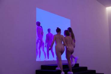 Tutti nudi per andare al museo: succede a Canberra