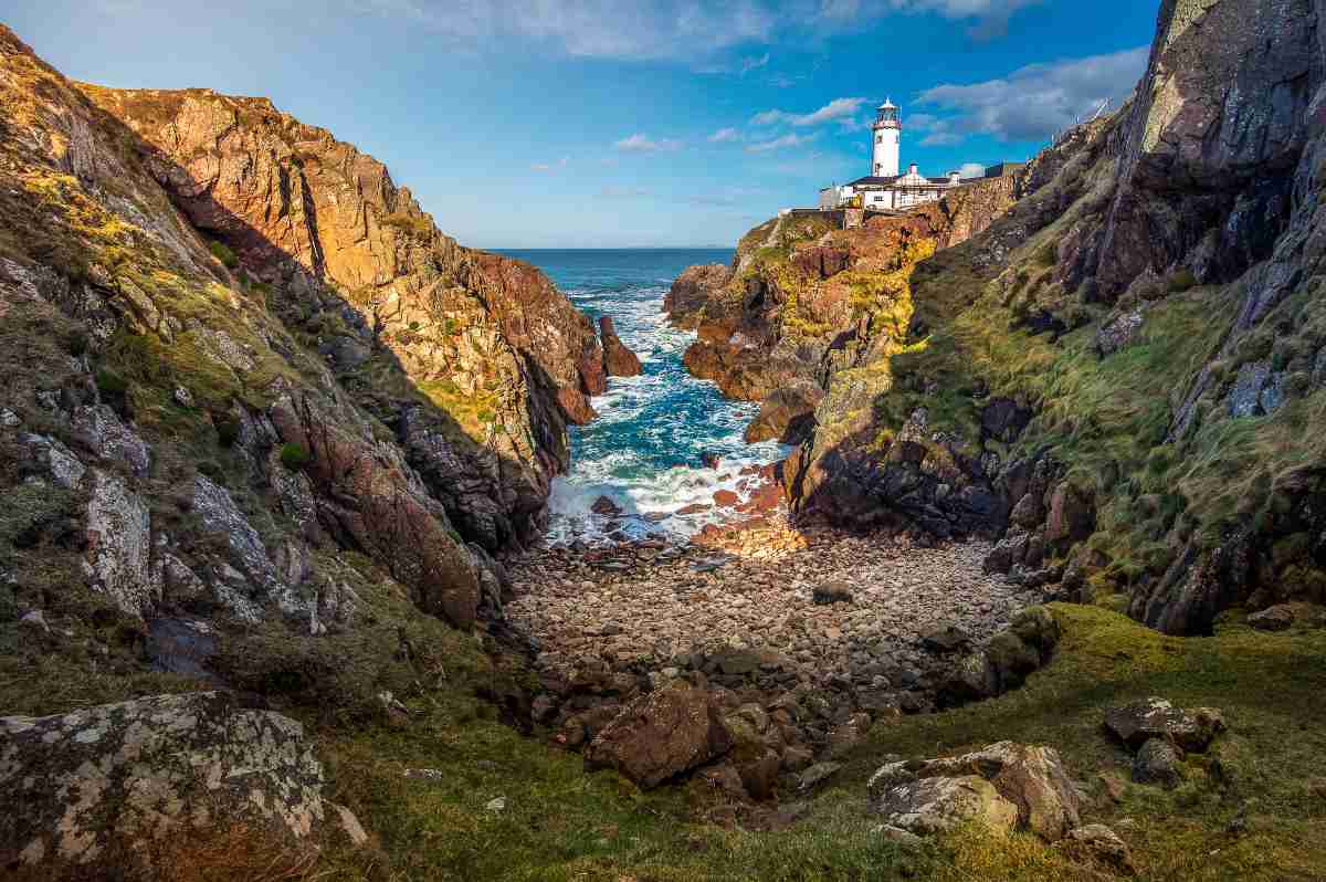 Scorcio della Wild Atlantic Way Questa è la strada più emozionante d'Irlanda