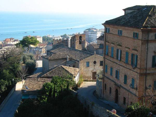 Grottammare vista dal borgo (Foto di pizzodisevo da Wikipadia. Licenza CC BY-SA 2.0)