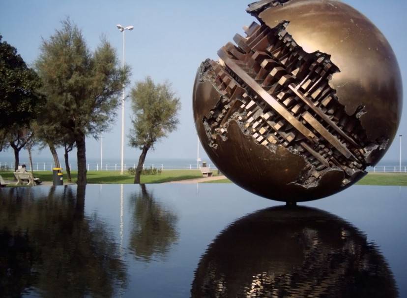 Pesaro la sfera di Arnaldo Pomodoro (Foto da Wikipedia, licenza. CC BY-SA 2.5)