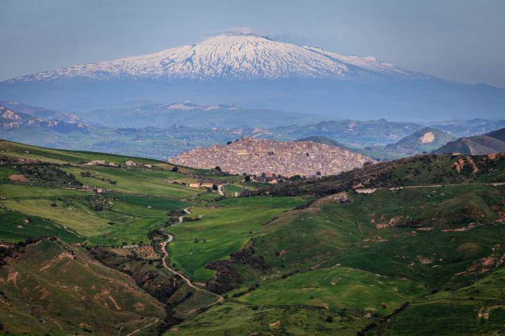 Gangi and volcano Etna horizontal.jpg