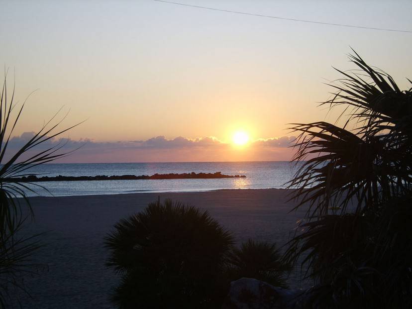 San Benedetto del Tronto all'alba (Foto di RiccardoSBT, da Wikipedia)