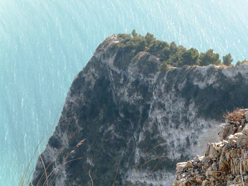 Il Passo del Lupo sul Monte Conero (Foto di Claudio Stanco, da Wikicommons. Licenza CC BY-SA 3.0)