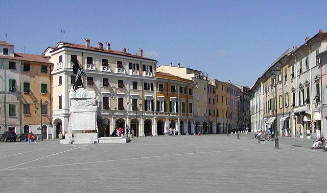 Sarzana, Piazza Matteotti (Foto di RThiele, da Wikipedia, Licenza CC BY-SA 3.0)