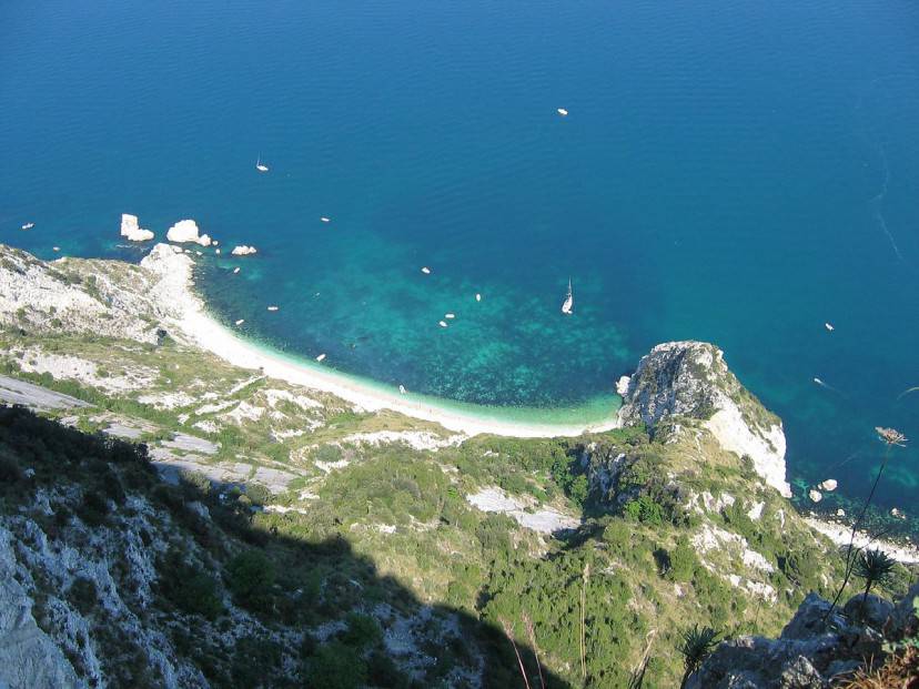 Spiaggia delle Due Sorelle (Foto di Gaspa, da Wikimedia Commons. Licenza CC BY 2.0)