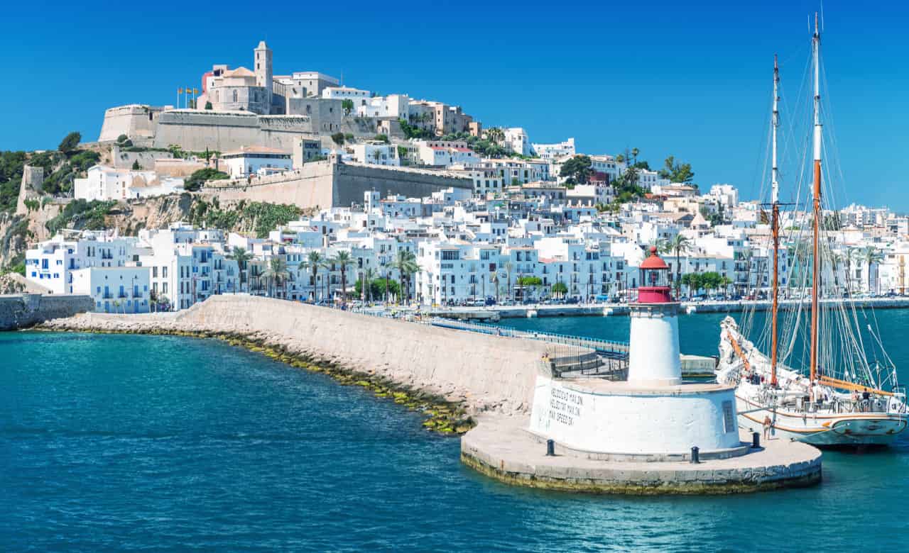 Ibiza: meta top del Mediterraneo, tra spiagge e divertimento ibiza meta mediterraneo