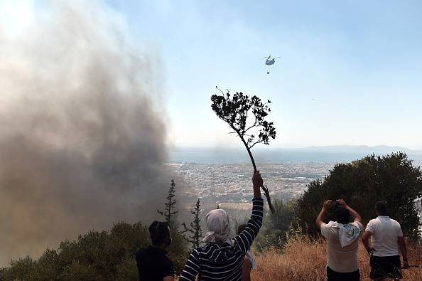 Incendio vicino ad Atene (ARIS MESSINIS/AFP/Getty Images)