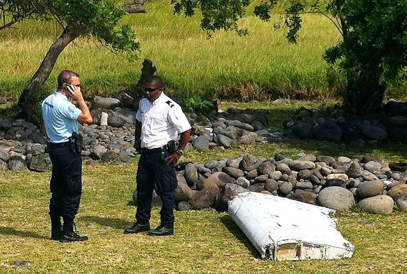 Un pezzo di ala d'aereo forse del volo MH370 sull'isola della Réunion (YANNICK PITOU/AFP/Getty Images)