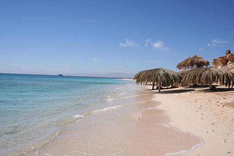 La spiaggia di Al-Mahmya a Hurghada (Foto di KarimSh, da Wikipedia. Licenza CC BY-SA 3.0)