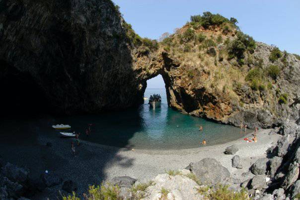 Grotta e spiaggetta dell'Arco Magno (Foto di Vega7cnv, Wikicommons. Licenza CC BY-SA 3.0)
