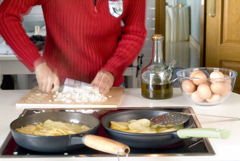 Elaboration of the Spanish omelette  (Photo by Jose R. Aguirre/Cover/Getty Images)