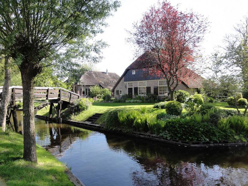 Giethoorn (Foto di Gouwenaar, Wikipedia. Pubblico dominio)