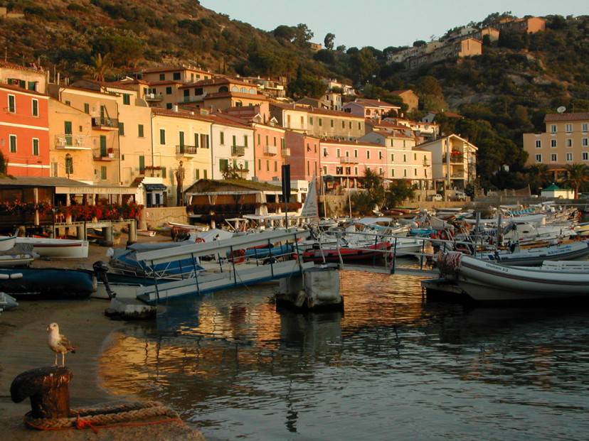 Giglio porto, Isola del Giglio (Foto di Lorenzo G from London, Wikicommons. Licenza CC BY 2.0)