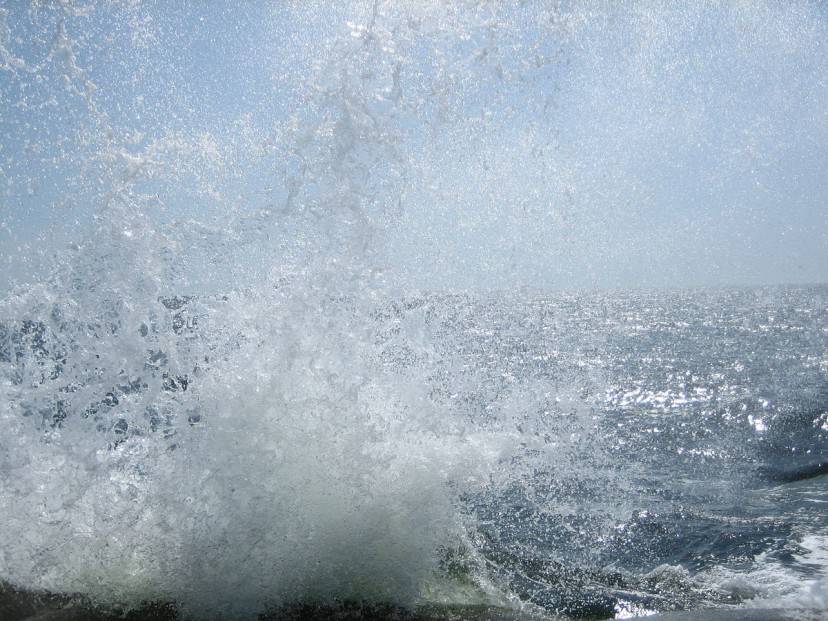 Spruzzi di onda nel golfo di Finlandia (Foto di Pöllö. Wikicommons. Licenza CC BY 3.0)