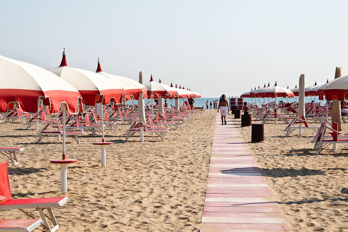 Spiaggia a Rimini (Foto di Sharon Mollerus, da Wikicommons, licenza CC BY 2.0 )