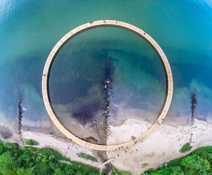 Ponte circolare Den Uendelige Bro in Danimarca, foto via inhabitat.com)
