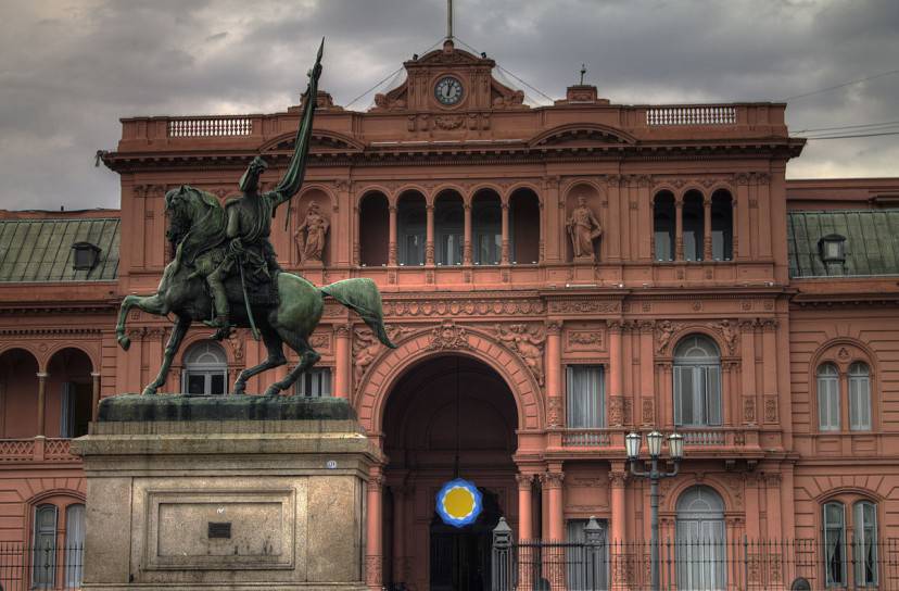 La Casa Rosada a Buenos Aires (Foto di Gino Lucas Turra. Licenza CC BY-SA 3.0 via Wikimedia Commons)