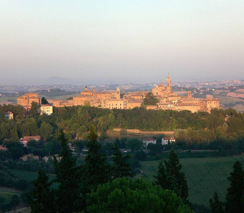 Panorama di Corinaldo (Foto di Enrico90p. Licenza CC BY-SA 3.0 tramite Wikimedia Commons)