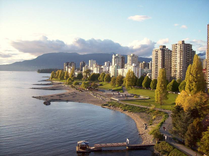 Vancouver, English Bay (Da Flickr. Licenza CC BY 2.0 via Wikimedia Commons)