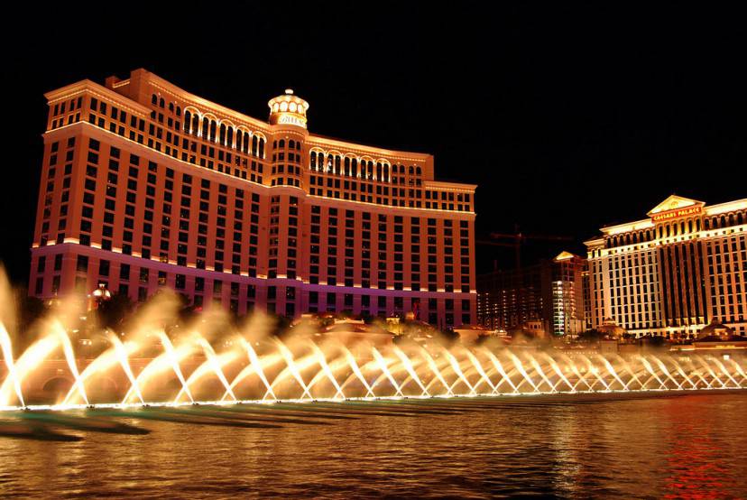 Las Vegas, la fontana del Bellagio (Foto di Kashyap Hosdurga. Licenza CC BY 2.0 via Wikimedia Commons)