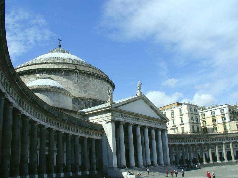 Piazza del Plebiscito a Napoli (Foot di Lalupa, Pubblico Dominio, via Wikicommons)