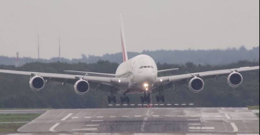 Airbus A380 all'aeroporto di Dusseldorf (screenshot)