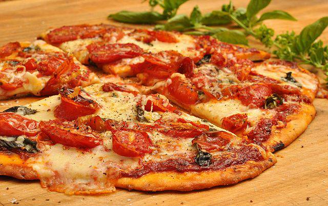 Pizza (Foto di jeffreyw. Licenza CC BY 2.0 via Commons)