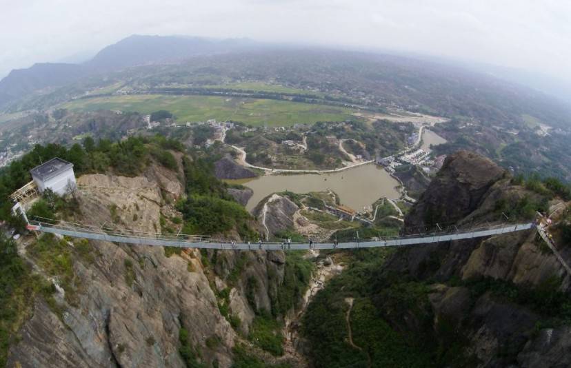 Ponte di vetro nello Shiniuzhai Geopark, Cina 