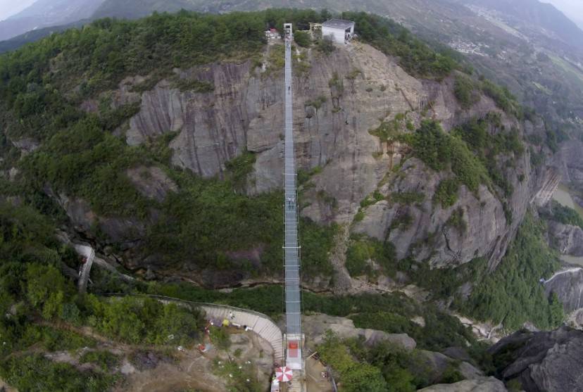 Ponte di vetro nello Shiniuzhai Geopark, Cina 