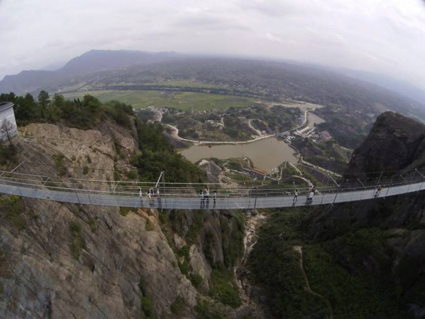 Ponte di vetro nello Shiniuzhai Geopark, Cina 