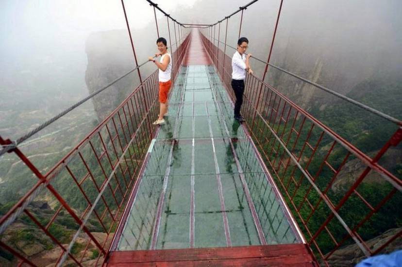 Ponte di vetro nello Shiniuzhai Geopark, Cina 