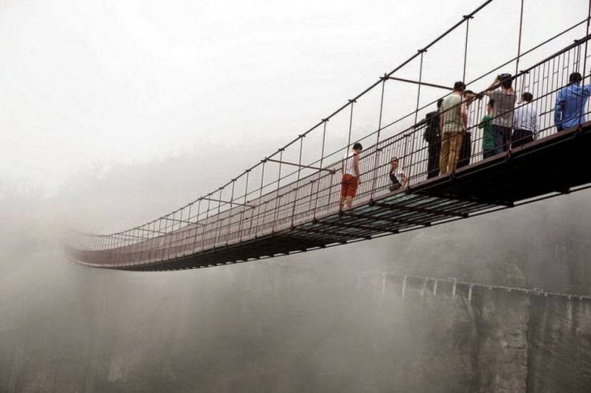 Ponte di vetro nello Shiniuzhai Geopark, Cina 