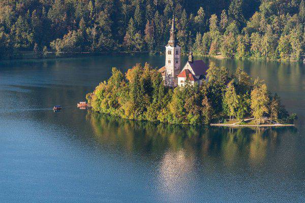 L'isola di Bled ocn la Chiesa dell'Assunzione della Vergine (Foto di Milo van Kovacevic- Licenza CC BY 2.0 via Wikimedia Commons)