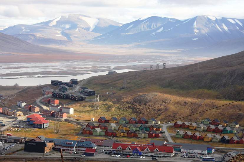 Longyearbyen (Foto di Bjoertvedt. Licenza (CC BY-SA 3.0 via Wikimedia Commons)