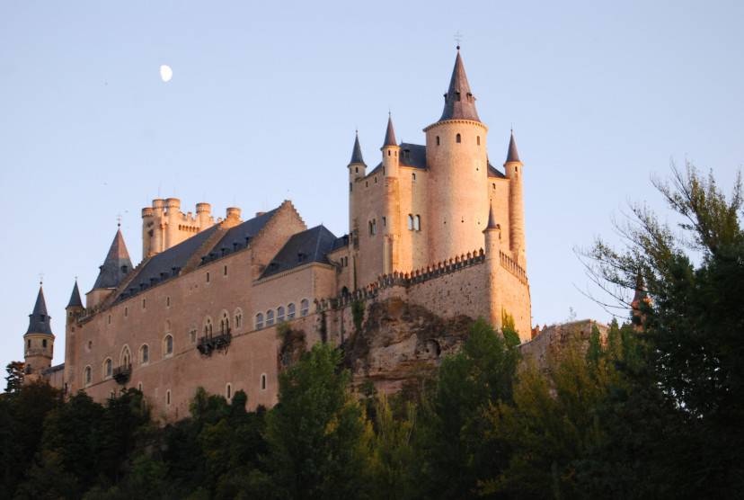 Castello di Alcazar a Segovia (carthesian from Barcelona. Licenza CC BY 2.0 tramite Wikimedia Commons)